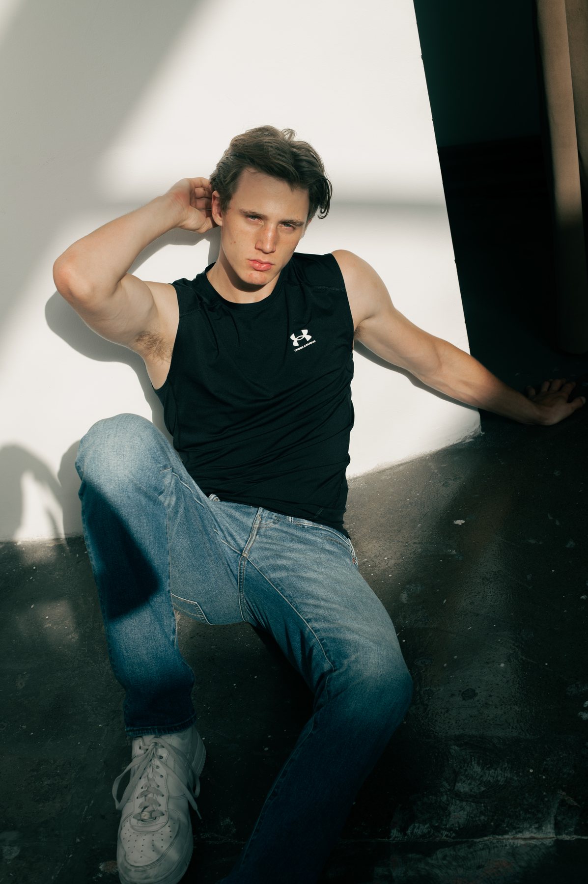 Bastian Gandy, sportswear, seated