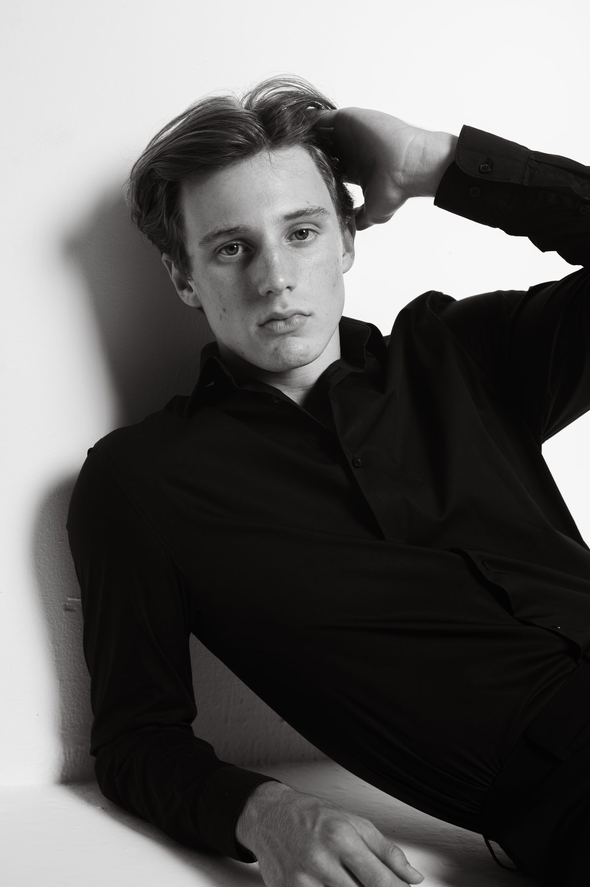 Bastian Gandy, black shirt, hand in hair
